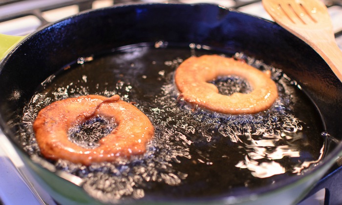 Jabuke i cimet: pržite jabuke u zagrejanom ulju. 