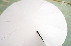 Dekoracija tanjira dekupaž tehnikom: zasecanje papira.