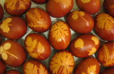 Tradicionalno farbanje jaja.